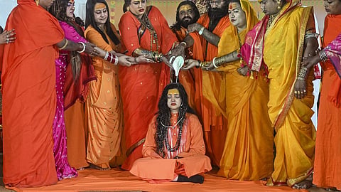 கின்னர் அகாடாவில் மம்தா குல்கர்னியின் மகா மண்டலேஷ்வர் பதவிக்கு சிக்கல்