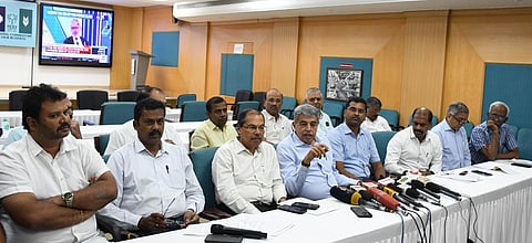 கோவையில் செய்தியாளர்களிடம் பேசிய இந்திய தொழில் வர்த்தக சபை கோவை பிரிவு தலைவர் ராஜேஷ் பி.லுந்த். உடன் பல்வேறு தொழில் அமைப்புகளின் நிர்வாகிகள். படம்: ஜெ.மனோகரன்