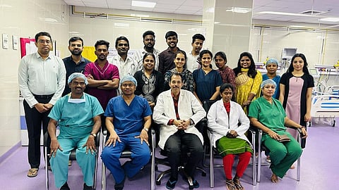 கிண்டி கலைஞர் நூற்றாண்டு உயர் சிறப்பு மருத்துவமனையில் புதிய முறையில் இதய அறுவை சிகிச்சை செய்து வயதான பெண்மணிக்கு மறுவாழ்வு அளித்த இதய அறுவை சிகிச்சைத் துறை தலைவர் மருத்துவர் சரவண கிருஷ்ண ராஜா தலைமையிலான மருத்துவர்கள் குழுவினர்.