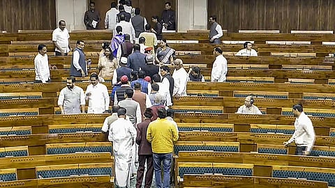 மக்களவையிலிருந்து எதிர்க்கட்சிகள் வெளிநடப்பு