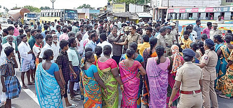 வீடு ஜப்தியால் லாரி ஓட்டுநர் தற்கொலை: வல்லநாட்டில் கடையடைப்பு, சாலை மறியல் - நடந்தது என்ன?