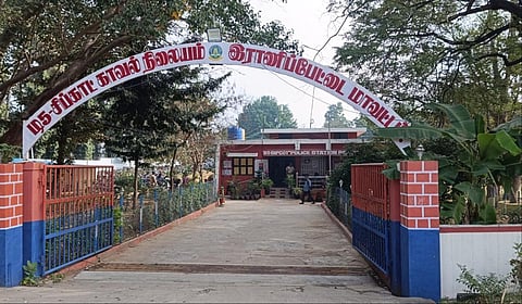 பெட்ரோல் குண்டு வீசப்பட்ட ராணிப்பேட்டை மாவட்டம் சிப்காட் காவல் நிலைய வளாகம்