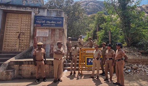 திருப்பரங்குன்றம் மலை கோயில் பகுதியில் பாதுகாப்பு பணியில் ஈடுபட்டுள்ள காவல் துறையினர் | படங்கள்: எஸ்.கிருஷ்ணமூர்த்தி.
