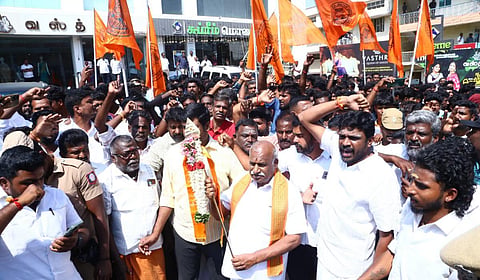 திருப்பரங்குன்றம் போராட்டத்துக்கு செல்ல முயன்ற இந்து முன்னணி அமைப்பின் மாநிலத் தலைவர் காடேஸ்வர சுப்பிரமணியத்தை போலீஸார் கைது செய்தனர்.