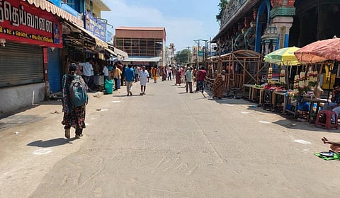 இந்து அமைப்புகளின் போராட்ட அறிவிப்பால் வெறிச்சோடி காணப்பட்ட திருப்பரங்குன்றம் கோயில் வீதி | படங்கள்: எஸ்.கிருஷ்ணமூர்த்தி