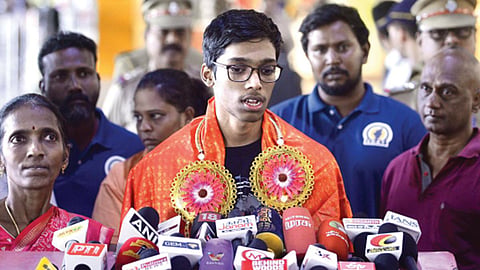 நெதர்லாந்தில் நடைபெற்ற டாடா ஸ்டீல் செஸ் தொடரில் இந்திய கிராண்ட் மாஸ்டரான ஆர்.பிரக்ஞானந்தா சாம்பியன் பட்டம் வென்றிருந்தார். நேற்று தாயகம் திரும்பிய அவருக்கு சென்னை விமான நிலையத்தில் தமிழ்நாடு விளையாட்டு மேம்பாட்டு ஆணையம் சார்பில் வரவேற்பு அளிக்கப்பட்டது. | படம்: எம்.முத்துகணேஷ்