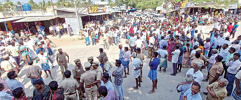 மாணவி கூட்டு பாலியல் வன்கொடுமைக்கு உள்ளாக்கப்பட்டதைக் கண்டித்து, பர்கூர் அருகே அரசுப் பள்ளியை முற்றுகையிட்டுப் போராட்டத்தில் ஈடுபட்ட பெற்றோர் மற்றும் கிராம மக்கள்.