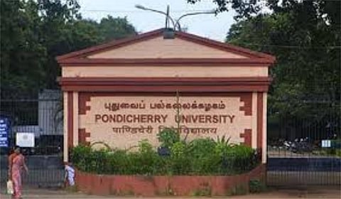 புதுச்சேரி மத்திய பல்கலை. தேர்வு - தவறான கேள்வித்தாள் காரணமாக செமஸ்டர் தேர்வு ஒத்திவைப்பு