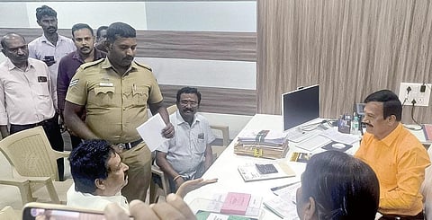 கிருஷ்ணகிரி நகராட்சி அலுவலகத்தில் ஆணையர் அறை சுவர் கடிகாரத்தில் ரகசிய கேமரா பொருத்தப்பட்ட புகார் தொடர்பாக விசாரணை நடத்திய போலீஸார்.
