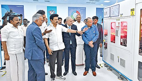 நெல்லை மாவட்டம் கங்கைகொண்டான் சிப்காட்டில் அமைக்கப்பட்டுள்ள டாடா பவர் சோலார் நிறுவனத்தில் உற்பத்தியை நேற்று தொடங்கி வைத்த முதல்வர் ஸ்டாலின், தொழிற்சாலையை பார்வையிட்டார். உடன், அமைச்சர்கள், டாடா பவர் சோலார் நிறுவன அதிகாரிகள்.