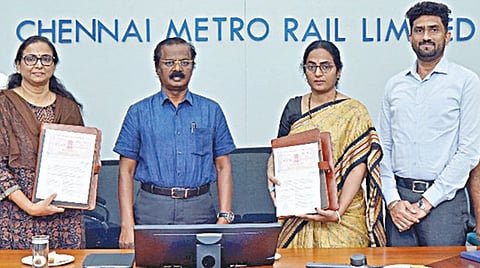சென்னை நந்தனம் மெட்ரோ ரயில் நிறுவன தலைமையகத்தில் நேற்று நடைபெற்ற நிகழ்வில், திருமங்கலம் எம்விஎன் நகர் உள்பட 3 இடங்களில் வணிக மேம்பாட்டுக்கான விரிவான திட்ட அறிக்கையைத் தயாரிப்பதற்கான ஒப்பந்தம், மெட்ரோ ரயில் நிறுவன திட்ட இயக்குநர் தி.அர்ச்சுனன் முன்னிலையில் கூட்டு நிறுவனத்துக்கு வழங்கப்பட்டது. மெட்ரோ ரயில் நிறுவன தலைமை பொது மேலாளர் ரேகா பிரகாஷ், ஆர்வி அசோசியேட்ஸ் ஆர்கிடெக்ட்ஸ் என்ஜினீயர்ஸ் கன்சல்டன்ட்ஸ் நிறுவனம் மற்றும் அனராக் பிராபர்ட்டி கன்சல்டன்ட்ஸ் நிறுவனம் ஆகிய நிறுவன அதிகாரிகள் கலந்துகொண்டனர்.