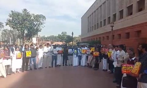 நாடாளுமன்ற வளாகத்தில் ஆர்ப்பாட்டத்தில் ஈடுபட்ட தமிழக எம்பிக்கள்