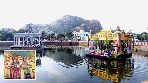 அலங்கரிக்கப்பட்ட மிதவை தெப்பத்தில் சுப்பிரமணிய சுவாமி தெய்வானையுடன் எழுந்தருள பக்தர்கள் வடம் பிடித்து இழுத்தனர் | படம்: எஸ்.கிருஷ்ணமூர்த்தி
