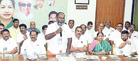 சென்னையில் நடைபெற்ற அதிமுகவின் ஜெயலலிதா பேரவை ஆலோசனைக் கூட்டத்தில் அதன் செயலாளர் ஆர்.பி.உதயகுமார் பேசினார். உடன் கட்சியின் அவைத் தலைவர் தமிழ்மகன் உசேன் உள்ளிட்டோர்.