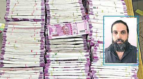 பறிமுதல் செய்யப்பட்ட போலி ரூபாய் நோட்டுகள். (உள்படம்) ரஷீத்