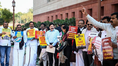 தமிழக மீனவர்கள் பாதுகாப்பை வலியறுத்தி நாடாளுமன்ற வளாகத்தில் எம்.பி.க்கள் போராட்டம்