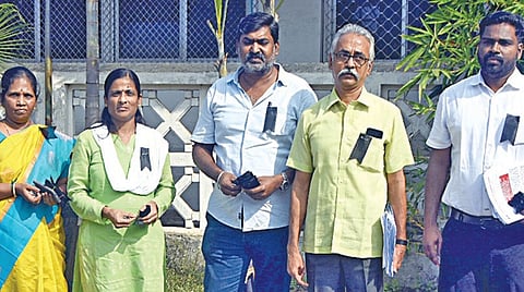 ஓய்வூதிய திட்டம் குறித்து ஆய்வு செய்ய தமிழக அரசு அமைத்த குழுவுக்கு எதிர்ப்பு தெரிவித்து, தலைமைச் செயலக ஊழியர்கள் கருப்பு பேட்ஜ் அணிந்து நேற்று பணிக்கு வந்தனர். | படம்: எஸ்.சத்தியசீலன் |