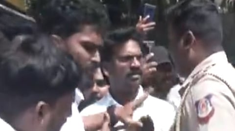 சாலையோர வியாபாரிகளுக்கு நிழற்குடை: போலீஸார் தடுத்ததால் தவெகவினர் வாக்குவாதம்