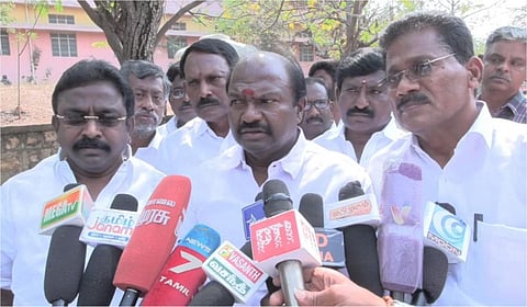 ஈரோடு கிழக்கு வாக்கு எண்ணிக்கை மையத்தில் செய்தியாளர்களைச் சந்தித்த திமுக வேட்பாளர் வி.சி.சந்திரகுமார்