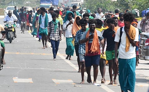 ஒட்டன்சத்திரம் அருகே விருப்பாட்சி பகுதியில் பழநி நோக்கி பாதயாத்திரையாக செல்லும் பக்தர்கள். படம்: நா.தங்கரத்தினம்.