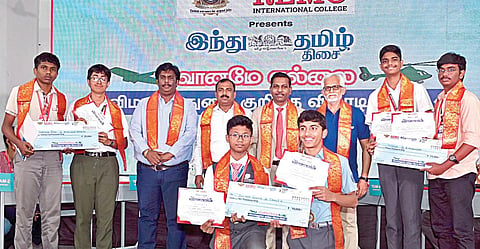 ரெமோ இன்டர்நேஷனல் கல்லூரி, ‘இந்து தமிழ் திசை’ நாளிதழ் நடத்திய ‘வானமே எல்லை’ எனும் அறிவியல் விநாடி-வினா போட்டியில் வெற்றி பெற்ற மாணவர்களுக்கு சென்னையில் நேற்று பரிசுகளை வழங்கிய ராணுவ விஞ்ஞானி வி.டில்லிபாபு, ரெமோ குரூப் ஆஃப் இன்ஸ்டிடியூசன்ஸ் முதல்வர் ரித்திக் பாலாஜி, விஎல் ஏவியேஷன் நிறுவன செயல் இயக்குநர் ஏ.சதீஷ்குமார், ‘இந்து தமிழ் திசை’ நாளிதழ் தலைமை செயல் அலுவலர் ஷங்கர் வி.சுப்பிரமணியம். படங்கள்: எம்.முத்துகணேஷ்
