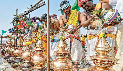புன்னைநல்லூர் மாரியம்மன் கோயிலில் நேற்று நடைபெற்ற கும்பாபிஷேகம். படம்: ஆர்.வெங்கடேஷ்