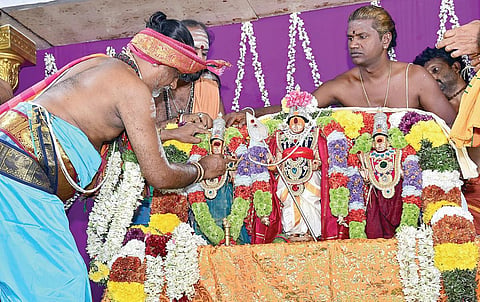 தைப்பூச திருவிழாவையொட்டி பழநி பெரியநாயகியம்மன் கோயிலில் நடைபெற்ற திருக்கல்யாண வைபவத்தில் எழுந்தருளிய வள்ளி, தெய்வானை சமேத முத்துக்குமார சுவாமி. படம்: நா. தங்கரத்தினம்