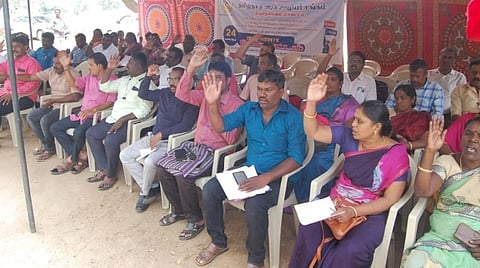 பழைய ஓய்வூதிய திட்டத்தை அமல்படுத்த வலியுறுத்தி மாவட்ட தலைநகரங்களில் அரசு ஊழியர்கள் 24 மணிநேர தர்ணா