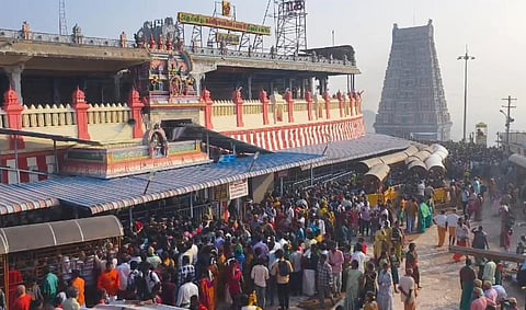 திருத்தணி சுப்பிரமணியசுவாமி கோயிலில் தைப்பூச திருவிழாவை முன்னிட்டு இன்று அதிகாலை முதல் ஆயிரக்கணக்கான பக்தர்கள் குவிந்து நீண்ட நேரம் காத்திருந்து சுவாமி தரிசனம் செய்து வருகின்றனர்.