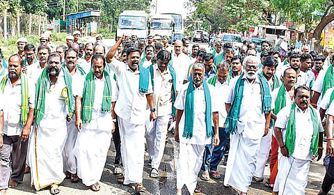 தமிழக விவசாயிகள் லோயர் கேம்பில் நடத்திய பேரணி.