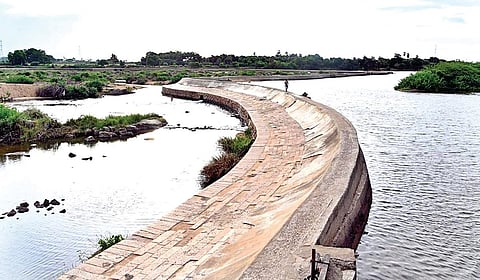 மருதூர் அணைக்கட்டு.