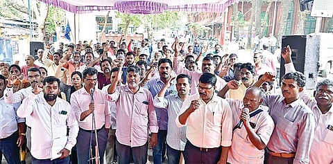 பழைய ஓய்வூதிய திட்டம் கோரி அரசு ஊழியர்கள் விடிய விடிய போராட்டம் - தமிழகம் முழுவதும் 1 லட்சம் பேர் பங்கேற்பு