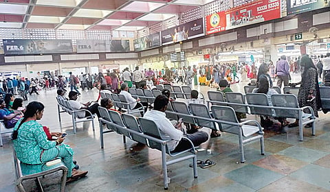 சென்ட்ரல் புறநகர் ரயில் முனையத்தில் பயணிகள் அமர கூடுதல் இருக்கைகள்!