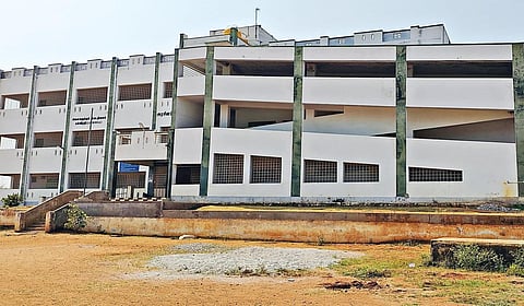 அஞ்செட்டி அருகே தொட்டமஞ்சி மலைக் கிராமத்தில் உள்ள அரசு உயர்நிலைப் பள்ளி.