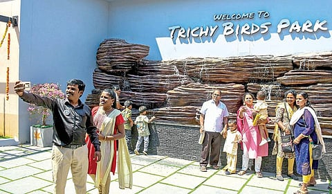செல்ஃபி எடுத்து மகிழும் குடும்பம். | படங்கள்: ர.செல்வமுத்துகுமார் |