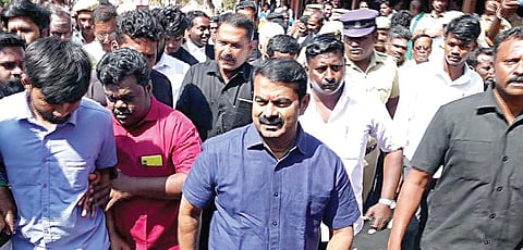 செய்யாறு நீதிமன்றத்தில் வழக்கு விசாரணைக்காக நேற்று ஆஜராக வந்த நாம் தமிழர் கட்சியின் தலைமை ஒருங்கிணைப்பாளர் சீமான்.