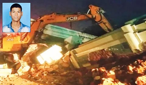 மதுரையில் ஆர்ச்சை இடிக்கும்போது விபத்து: தூண் விழுந்து ஜேசிபி ஓட்டுநர் உயிரிழப்பு