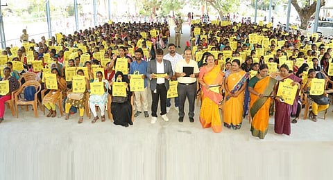 சென்னை மாநகராட்சி சார்பில் காயிதே மில்லத் அரசு மகளிர் கல்லூரியில் பிளாஸ்டிக் ஒழிப்பு நடவடிக்கையாக மாணவிகளுக்கு மஞ்சப்பைகள் வழங்கப்பட்டன.