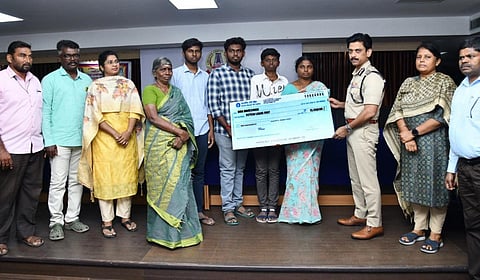 சென்னை மாநகர காவல் ஆணையர் அருண் ரூ.15 லட்சத்துக்கான காசோலையை வழங்கினார்
