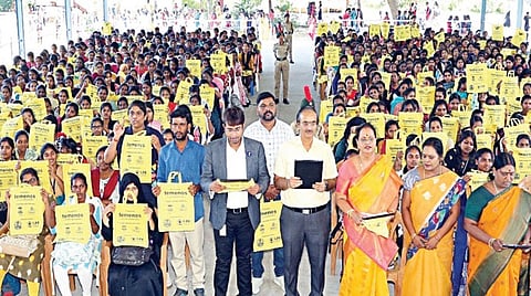சென்னை மாநகராட்சி சார்பில் பிளாஸ்டிக் ஒழிப்பு நடவடிக்கையாக, காயிதே மில்லத் அரசு மகளிர் கல்லூரி மாணவிகளுக்கு மஞ்சப்பைகள் வழங்கப்பட்டன. நிகழ்ச்சியில், மாநகராட்சி சுகாதார கல்வி அலுவலர் டி.ஜி.சீனிவாசன், டெமினாஸ் இந்தியா நிறுவன துணைத் தலைவர் (சிஎஸ்ஆர்) கிடியன் கிறிஸ்துதாஸ், உத்கர்ஷ் குளோபல் பவுண்டேசன் நிறுவனத்தை சேர்ந்த எஸ்.வசந்தராஜ், கல்லூரி பேராசிரியை கே.சந்திரா உள்ளிட்டோர் கலந்துகொண்டனர்.