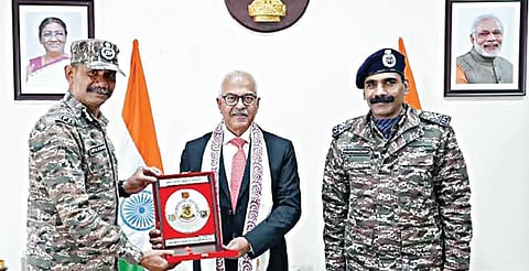 மணிப்பூரில் குடியரசு தலைவர் ஆட்சி அமல்: காவல் துறை, சிஆர்பிஎஃப் படையினருடன் ஆளுநர் அவசர ஆலோசனை