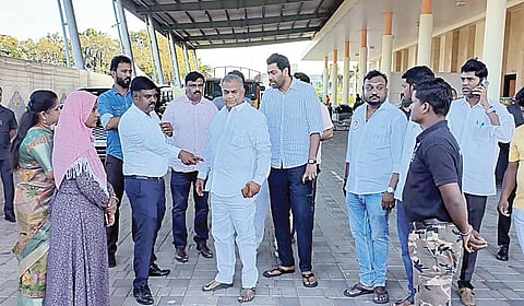 பூஞ்சேரியில் உள்ள நட்சத்திர தனியார் சொகுசு விடுதியில் தவெக பொதுச் செயலாளர் புஸ்ஸி என்.ஆனந்த், ஆதவ் அர்ஜுனா ஆய்வு செய்தனர்.