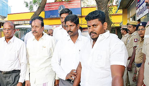 மதுரை சுப்பிரமணியபுரம் காவல் நிலையத்தில் விசாரணைக்கு ஆஜராகிவிட்டு வெளியே வந்த ஹெச்.ராஜா. | படம்: எஸ்.கிருஷ்ணமூர்த்தி |