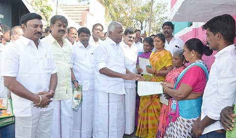கிருஷ்ணகிரியில் முன்னாள் அமைச்சர் கே.பி.முனுசாமி திண்ணை பிரச்சாரத்தை தொடங்கி வைத்து, துண்டு பிரசுரங்களை பொதுமக்களிடம் வழங்கினார்.