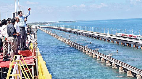 பாம்பன் புதிய ரயில் பாலத்தை பிரதமர் நரேந்திர மோடி திறந்துவைக்கிறார்