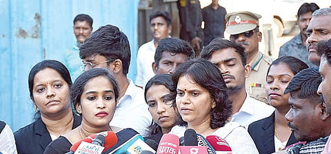 பெண் காவலர் மீது டிஜிபியிடம் புகார் அளித்த இணை ஆணையர் மகேஷ் குமாரின் மனைவி அனுராதா, செய்தியாளர்களிடம் பேசுகிறார்.