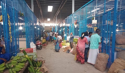 காஞ்சிபுரம் ராஜாஜி மார்க்கெட்டில் நடைபாதையை ஆக்கிரமித்து பொருட்களை வெளியே வைத்துள்ள வியாபாரிகள்