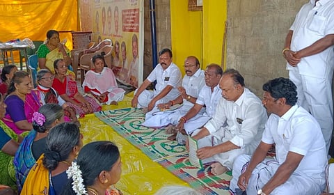 மறைமலை நகர் பகுதிகளில் துண்டு பிரசுரங்களை வழங்கி பொதுமக்களிடம் சிட்லபாக்கம் ராஜேந்திரன் உரையாடினார்.