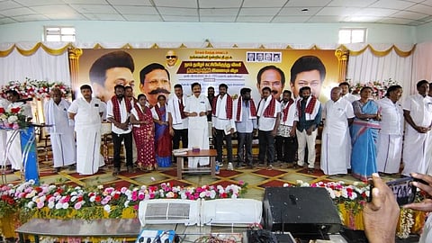 மேட்டூர் அடுத்த குஞ்சாண்டியூர் தனியார் திருமண மண்டபத்தில் நாம் தமிழர் கட்சியில் இருந்து விலகியவர்கள், எம்பி செல்வகணபதி முன்னிலையில் திமுக-வில் இன்று இணைந்தனர்.