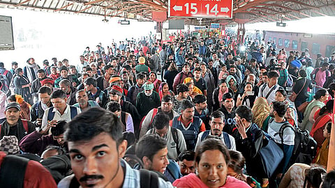கூட்ட நெரிசலில் சிக்கி 18 பேர் உயிரிழந்ததன் எதிரொலி - டெல்லி ரயில் நிலையத்தில் பலத்த பாதுகாப்பு